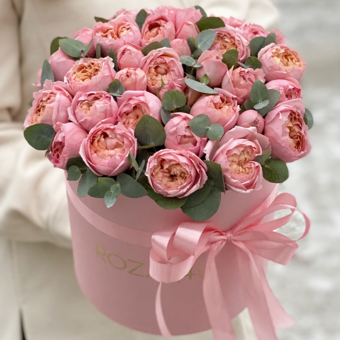 Розовая пионовидная роза Джульетта с эвкалиптом в коробке